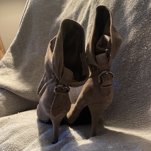 Gray suede slouchy ankle boots. In perfect condition! - Picture 4 of 5